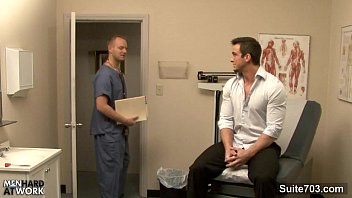 Hot gay obtient le cul inspecté par un médecin