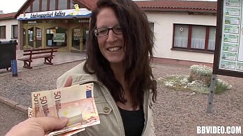 ボインのドイツの売春婦はお金のために犯されます