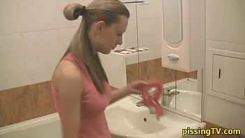 Garota mijando sentada no banheiro