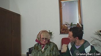 Old women gets her bald pussy slammed