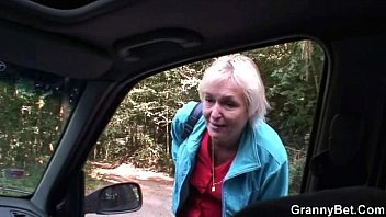Alte Oma wird von der Straße abgeholt und gefickt