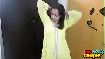 セックスのために寝室で裸になる黄色のサルワールスーツのインドのバビソニア