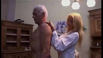 Enfermeira quente seduzindo um paciente idoso