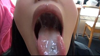 Gokkun - японская девушка ест сперму