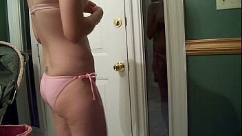 Big Ass BubbleButt jeune fille brune répond à la porte pour Bikini rose garçon de livraison de pizza