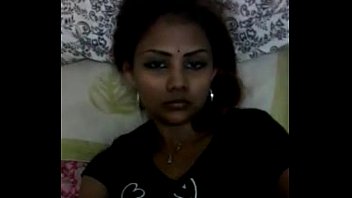 Тамильская девушка дрочит киску
