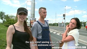 Чешскую тинку убедили в публичном сексе на улице