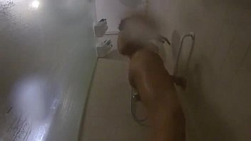 Lisa Masseur espionnée sous la douche