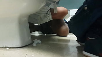 Chico mamando en toilet de terminal / Guy sucking and jerking off