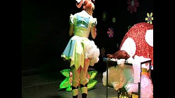 Straight Guy Sissy Maid Zwangs Crossdressing Alice im Wunderland Demütigung