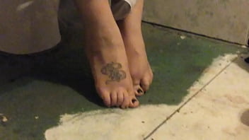 moglie in bagno mostrando i piedi e le mutandine sexy