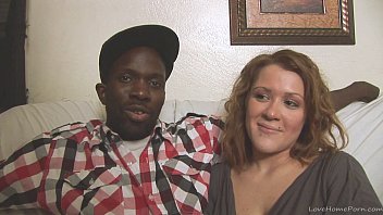 Interracial hausgemachtes Paar zeigt ihre Fähigkeiten vor der Kamera
