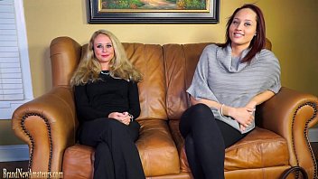 Aficionados en el sofá de casting se vuelven lesbianas en una entrevista dual