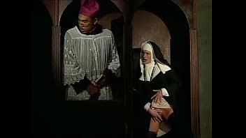 Un prêtre baise une nonne en confession