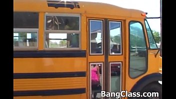 Водитель школьного автобуса трахает юную девушку