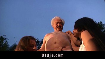Старый толстый дедушка трахается на улице в позе 69 с двумя великолепными девушками