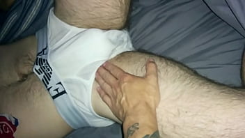 Massagem sexy feita por um homem tatuado para seu amigo bi