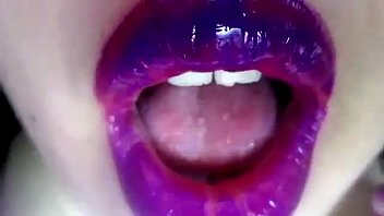 セクシーな紫色の唇