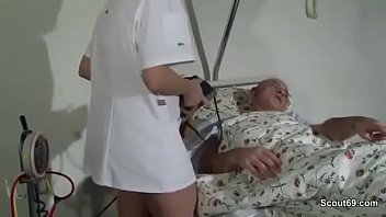 Infirmière aide un vieux patient avec une baise dans le KH