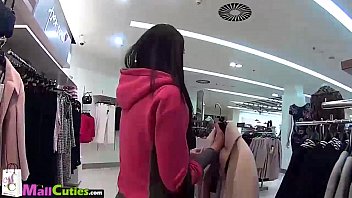 Blondes Mädchen nach Überredung geht mit einem Fremden einkaufen