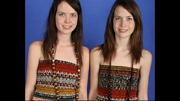 Gêmeas lésbicas idênticas posando juntas e mostrando tudo ...