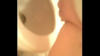 Ragazza con Pussy glabro presa pipì sulla macchina fotografica del bagno