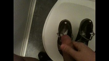 Кончаю на каблуки моего коллеги в туалете 02