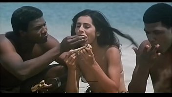 Actriz india kitu gidwani topless en película francesa negro