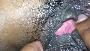 Anal indiana menina virgem anal e buceta dedilhada pelo namorado. Ela nunca teve anal