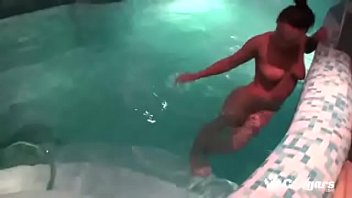 Mulher com tesão chupa o homem na piscina
