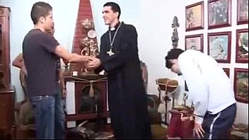 Padre dá DURO em coroinhas / Priest fucks altar boys