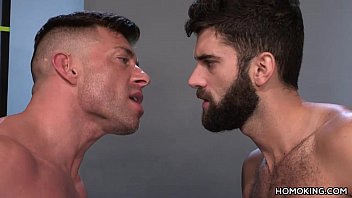 Muskulöse Männer teilen sich den Arsch eines bärtigen Mannes