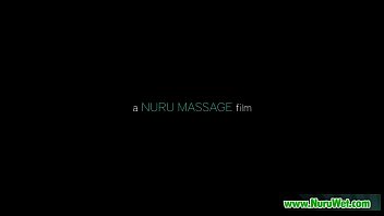 La massaggiatrice sexy japanesse fa un massaggio sessuale 13