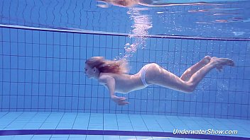 Proklova si toglie il bikini e nuota sott'acqua