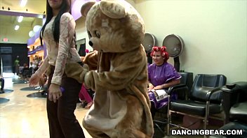 Вечеринка в салоне с Единственным танцующим медведем! (db8979)