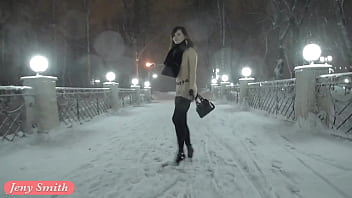 Jeny Smith desnuda en la nieve cayendo caminando por la ciudad