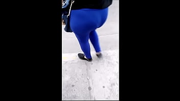 culo de gorda en leggins azules