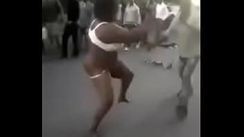 Une femme se déshabille complètement lors d'un combat avec un homme à Nairobi
