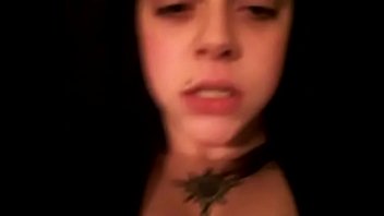 Une jeune fille potelée fait une vidéo pour son petit ami