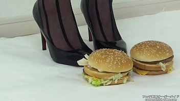 Foodcrush Una mujer pisa una hamburguesa con medias