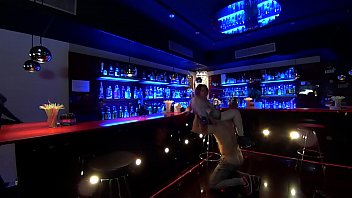 Eric Manly e Eva Autumn fanno un cunnilingus nel bar VIP della sala Luxx