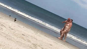 senhoras em uma praia de nudismo curtindo o que vêem