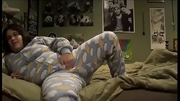 FOOTIE PIJAMA PLAYING: Играя в кровати моих родителей в пижаме, я мастурбирую, думая о своем сводном брате