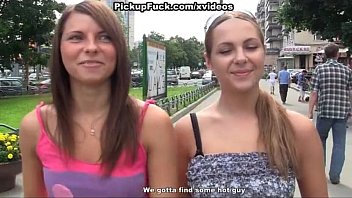 Две сексуальные девушки в горячем трахе на улице