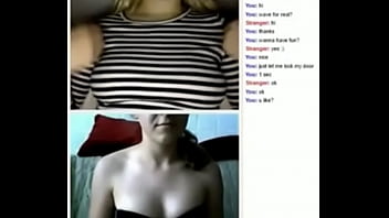В чате пухлая лесбиянка мастурбирует перед вебкамерой