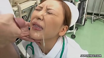 Enfermera chupa al doctor y se la folla por toda la cara