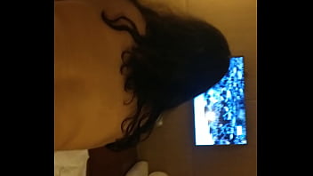 Das bengalische Mädchen Kavya reitet im Hotelzimmer