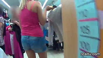 Красивую чешскую тинку соблазнили в торговом центре и развели в видео от первого лица