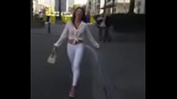 7321620 prostituta che cammina per strada in sexy tacchi alti e legging