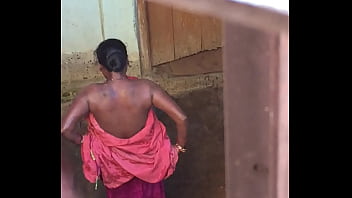 Desi Village возбужденную бхабхи в обнаженном шоу в ванне застукала перед скрытой камерой